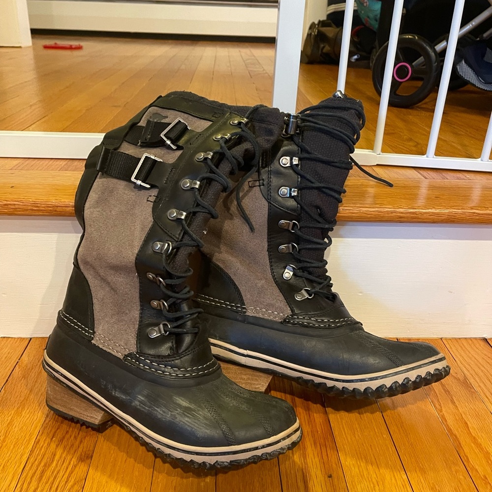 Sorel size 9 black lace up boots
